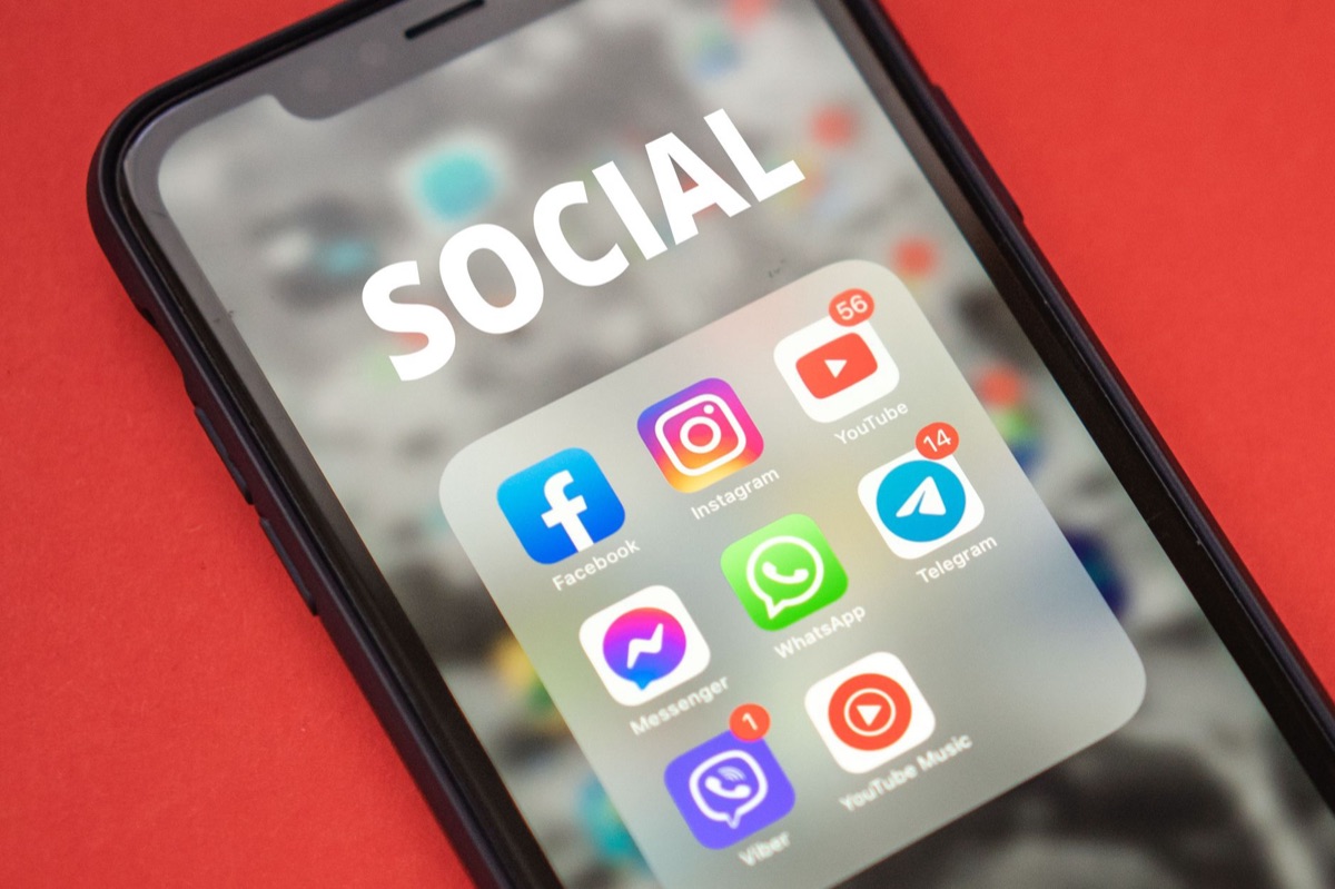 Smartphone mit YouTube-Interface für Beauty-Trends