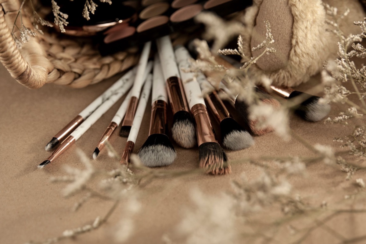 Set di pennelli da trucco e palette di ombretti colorate
