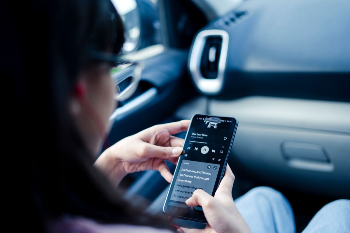 Smartphone exibindo um vídeo de tendências de beleza.