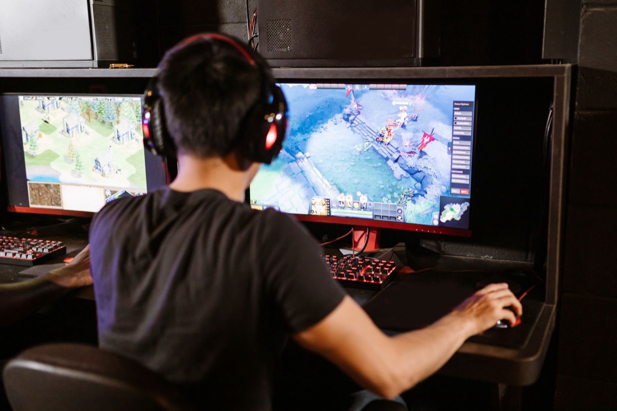 Gaming-Zubehör wie Controller und Headset