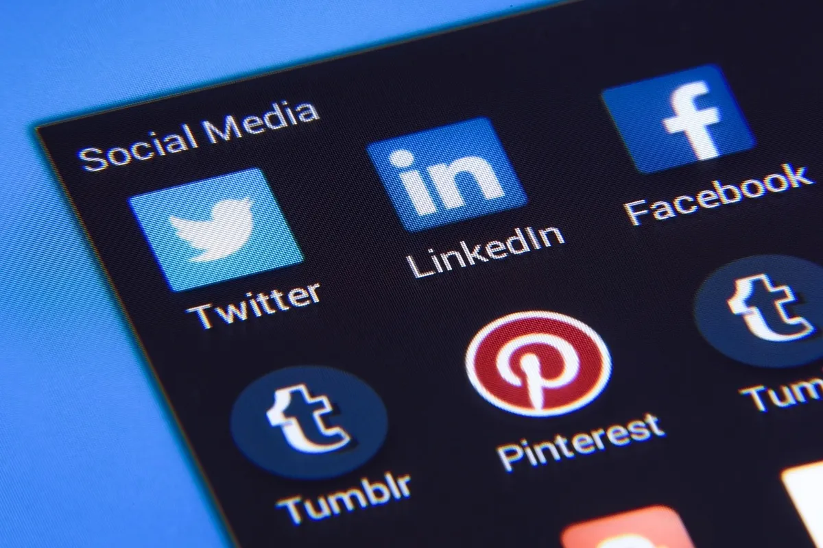 ソーシャルメディア、フェイスブック、ツイッター、インスタグラム、アイコン、マーケティング、リンクトイン、ビジネス、モバイル、ピンター、スクリーン、スマートフォン、インターネット、テクノロジー、コンピュータ