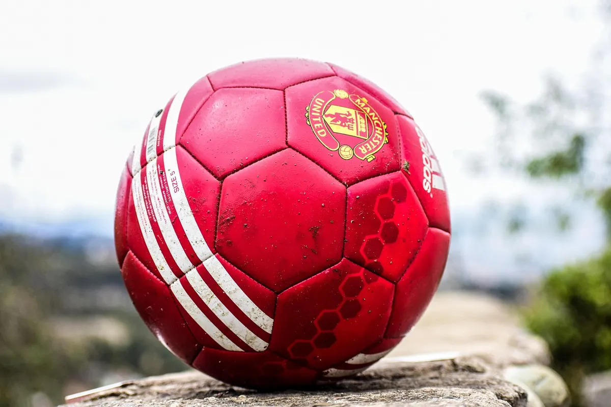 サッカー、フットボール、ボール、スポーツ、赤いボール、スポーツ