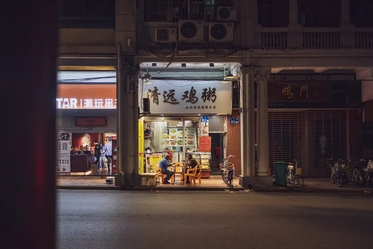 廣州夜間街頭小吃餐廳，人們在戶外用餐。