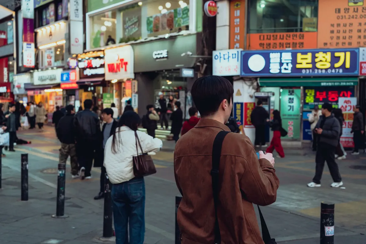 令人著迷的觀景，展示首爾市內繁華的街道，呈現日常生活的景象與韓國文化。