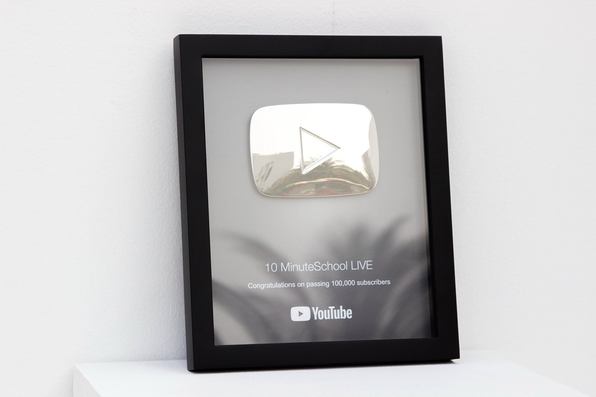 Ein YouTube-Award als Symbol für den Erfolg eines Creators.