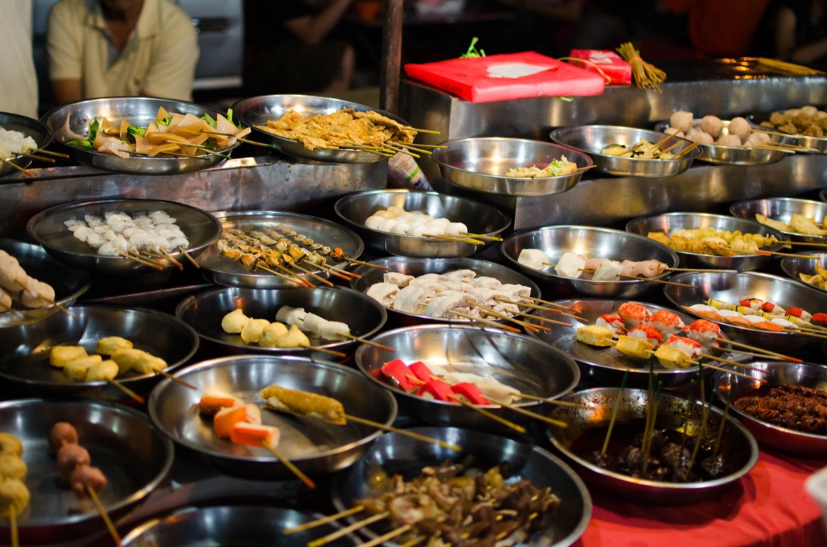 Variedad de comida callejera coreana tradicional.