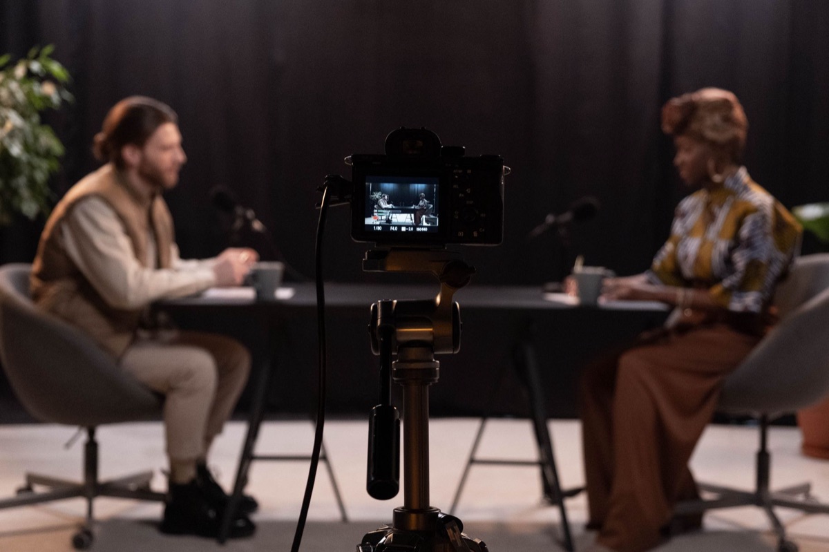 Équipement professionnel de studio pour la création de contenu vidéo.