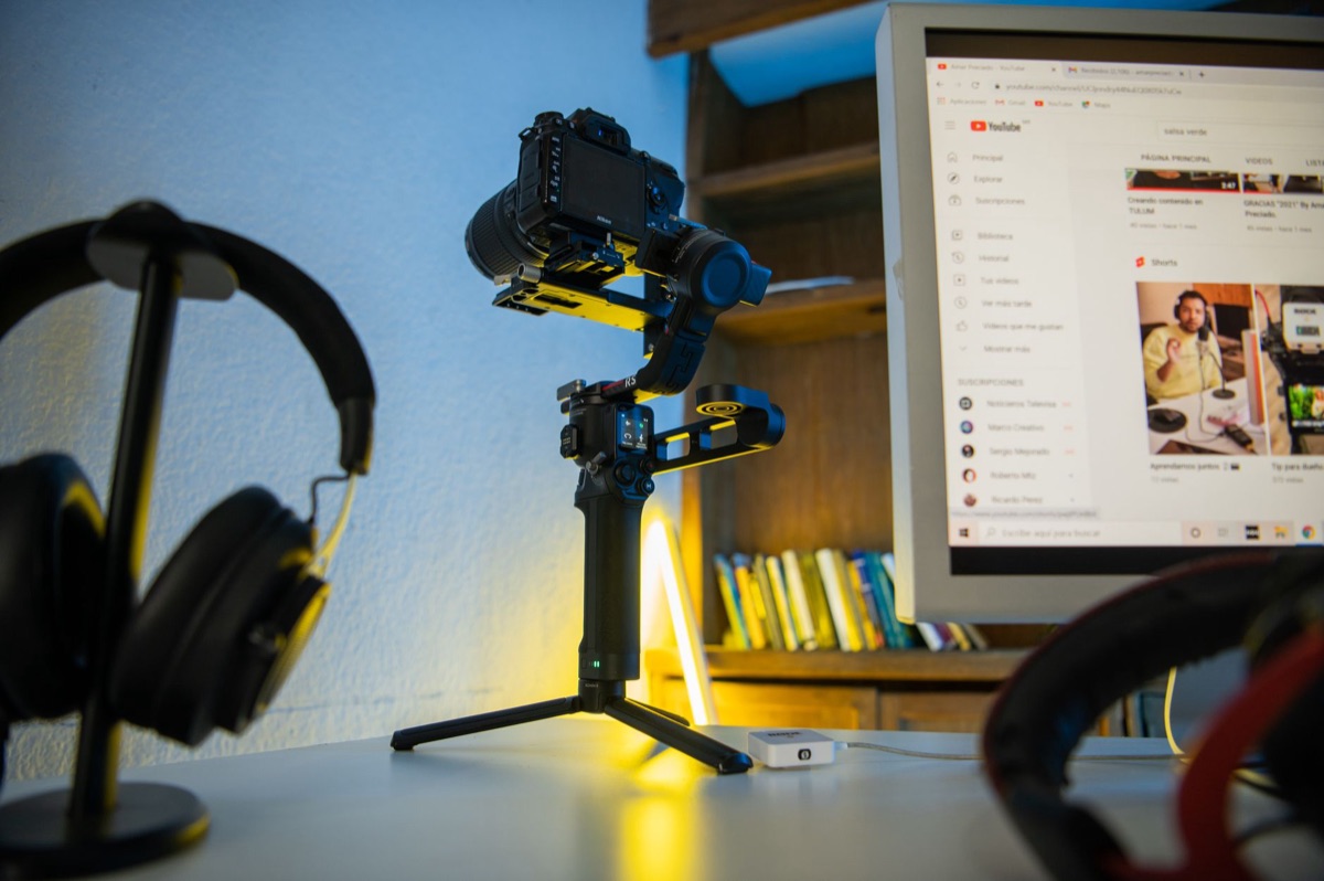 Professionele YouTube opstelling met microfoon en camera