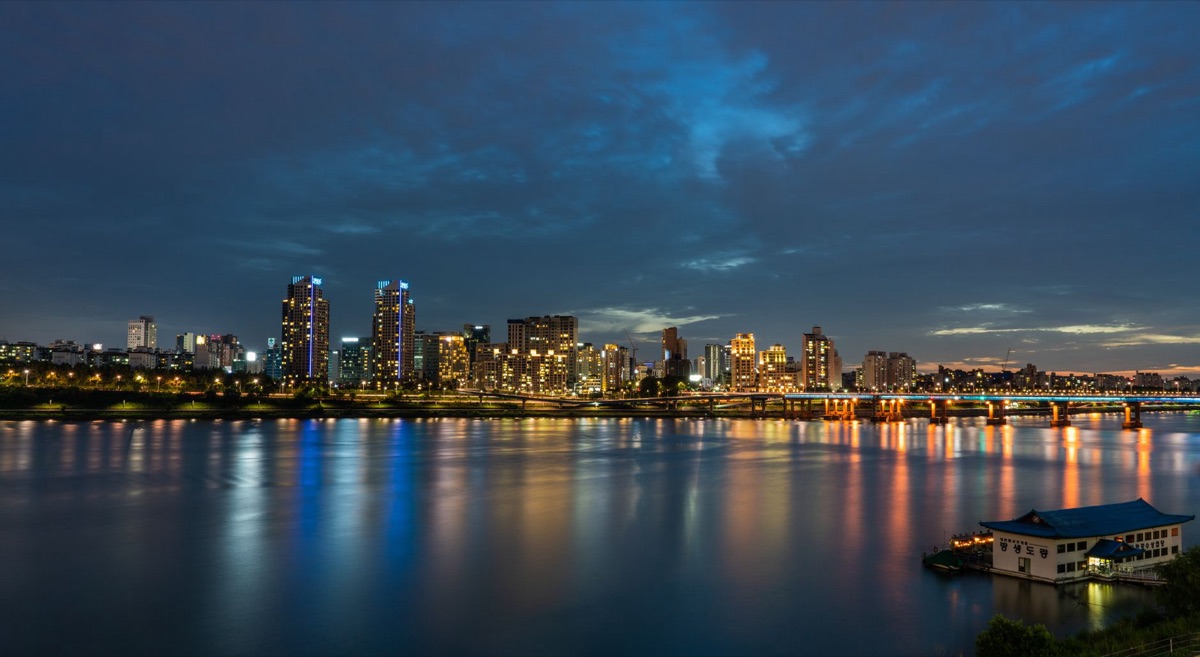 Het nachtelijke stadsgezicht van Seoul, Zuid-Korea