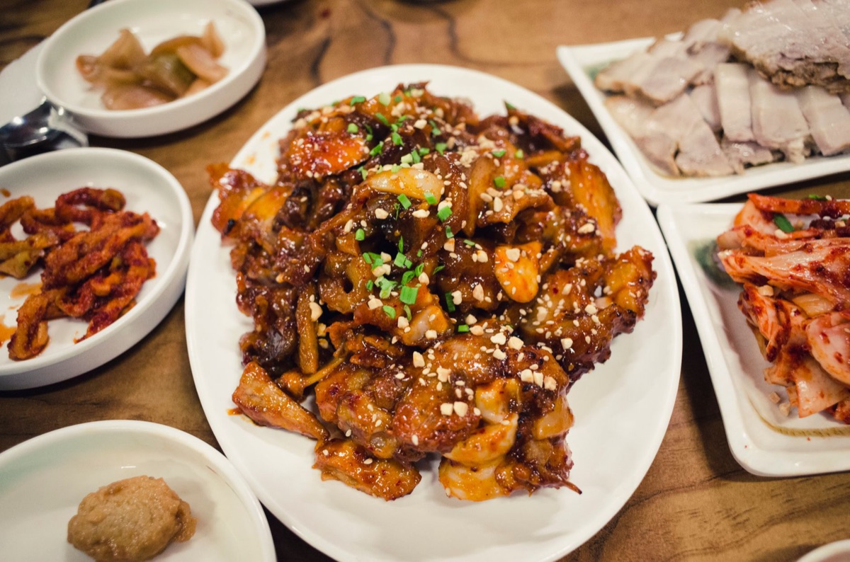 Uma grande variedade de pratos deliciosos da culinária coreana prontos para comer.