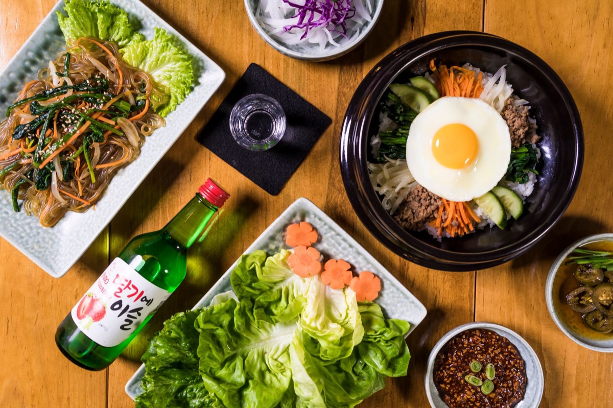 豐富多樣的韓式料理美食拼盤