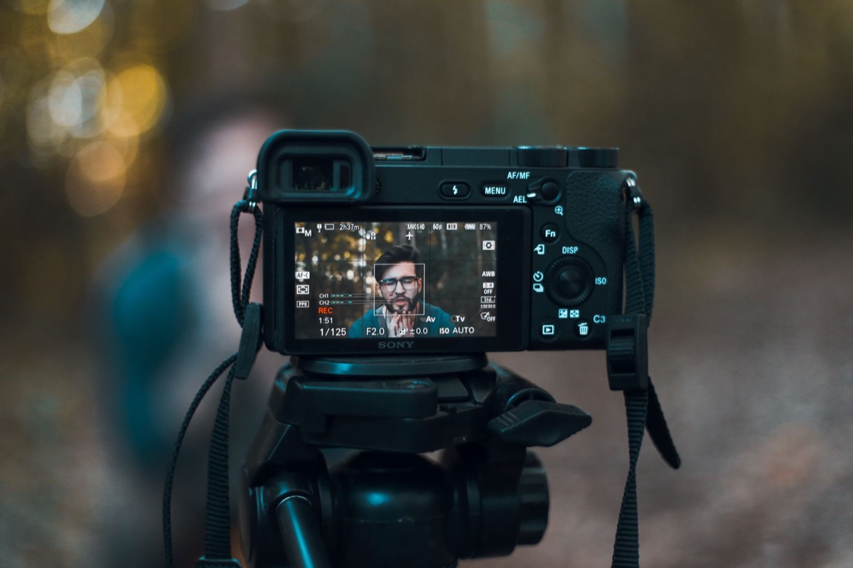 Professionelles Vlogging-Equipment mit Kamera und Stativ.