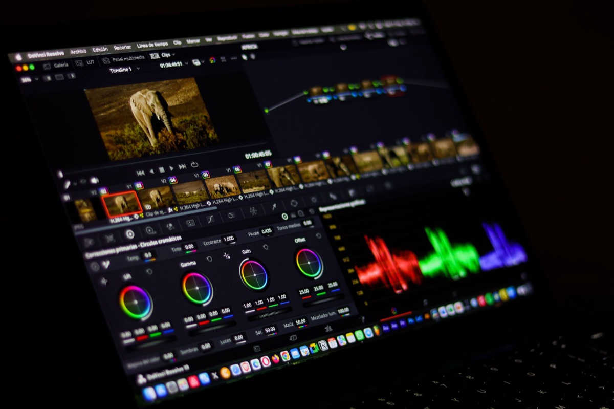Schnittprogramm für die Videobearbeitung auf einem Monitor.