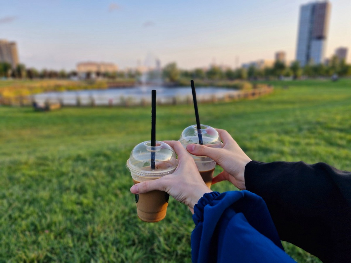 atmosfera accogliente in un caffè per contenuti vlog