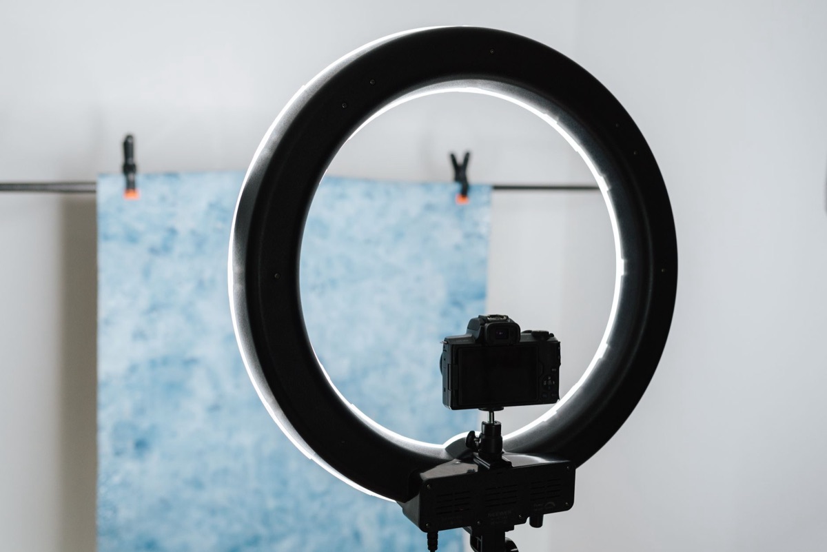 Configuração de iluminação ring light para gravação de vídeos.