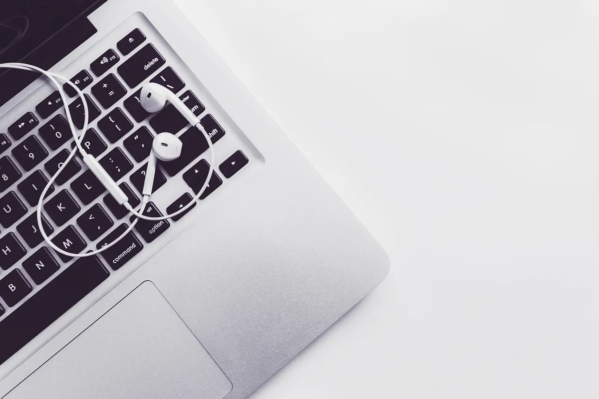 desk, laptop, computer, macbook, keyboard, macbook pro, tech, technology, apple, electronics, minimal, digital, computer hardware, computer keyboard, minimal te