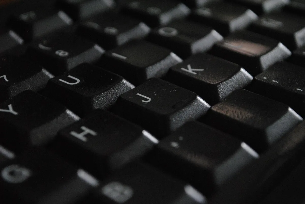 keyboard, black, hardware, tech, computer, office, business, laptop, technology, macro, black business, black computer, gray computer, black office, gray office