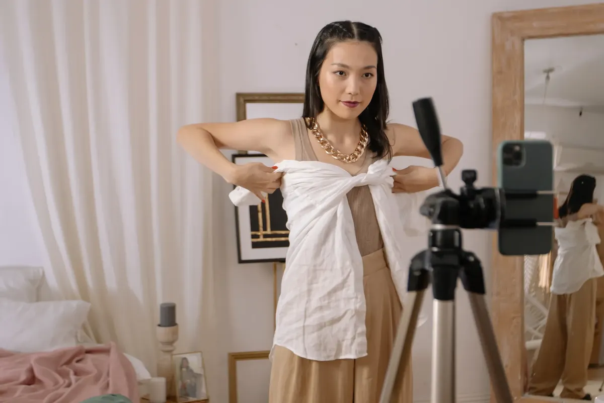 패션 라이브러리가 집에서 영상 촬영하며 스타일링 팁을 보여주는 장면.
