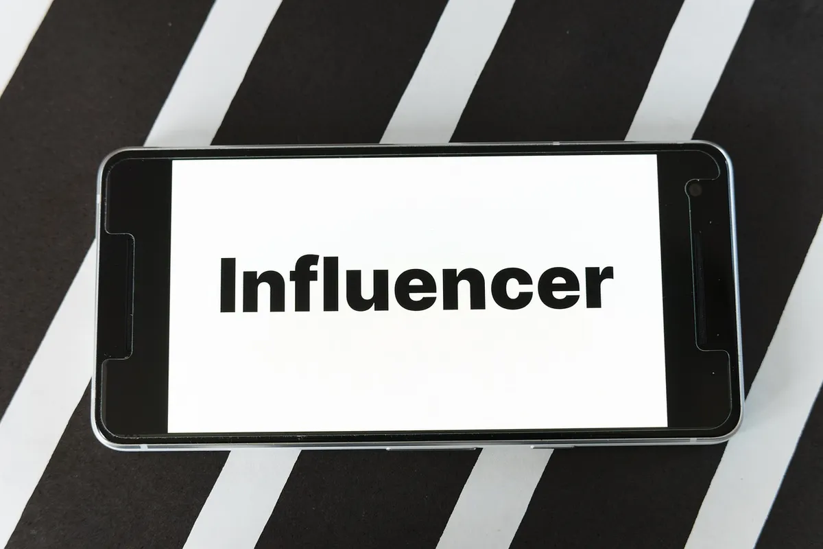mockup, screen, smartphone, website, blog, word, influencer, brand, branding, marketing, instagram, youtube, facebook, group, community, network, communication,